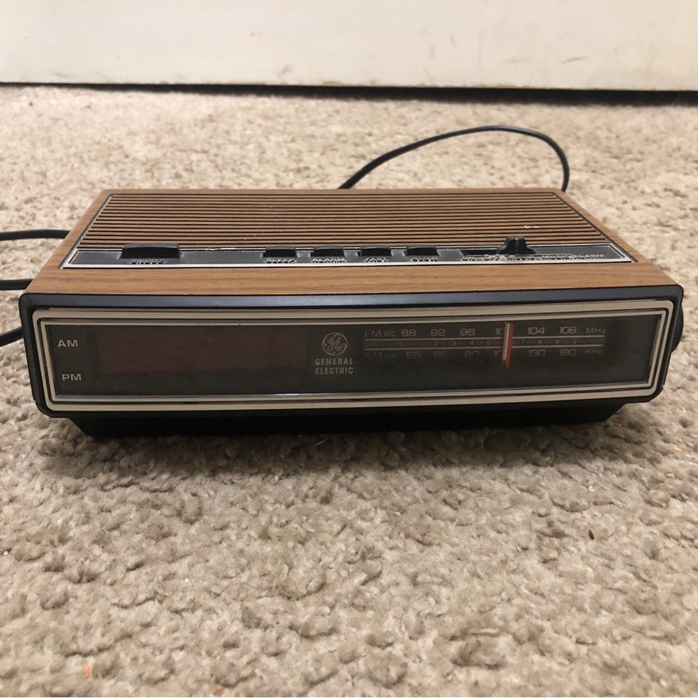 Brown Retro AM/FM Clock Radio General Electric